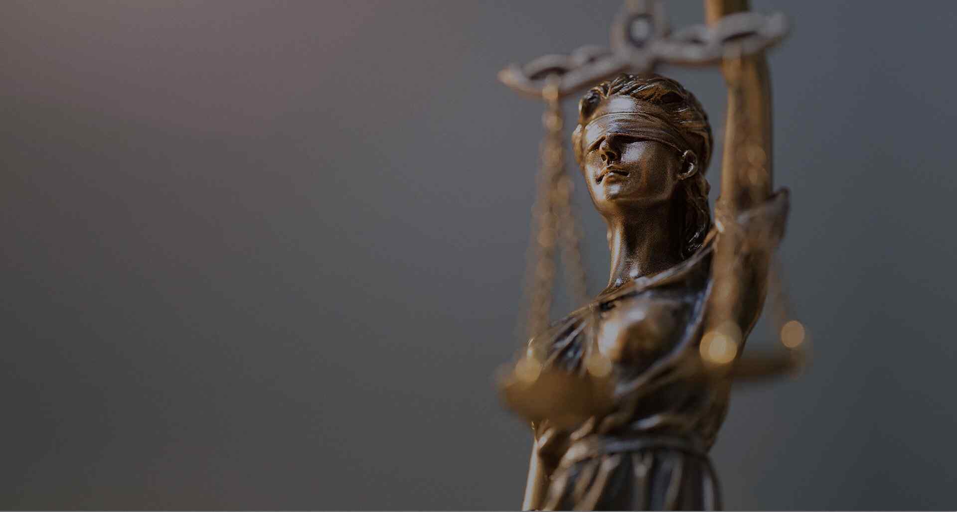 Beeld van Vrouwe Justitia met blinddoek en weegschaal